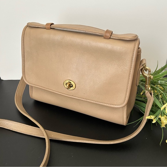 Vintage Coach Court Crossbody in Tan Leather - Picture 2 of 14